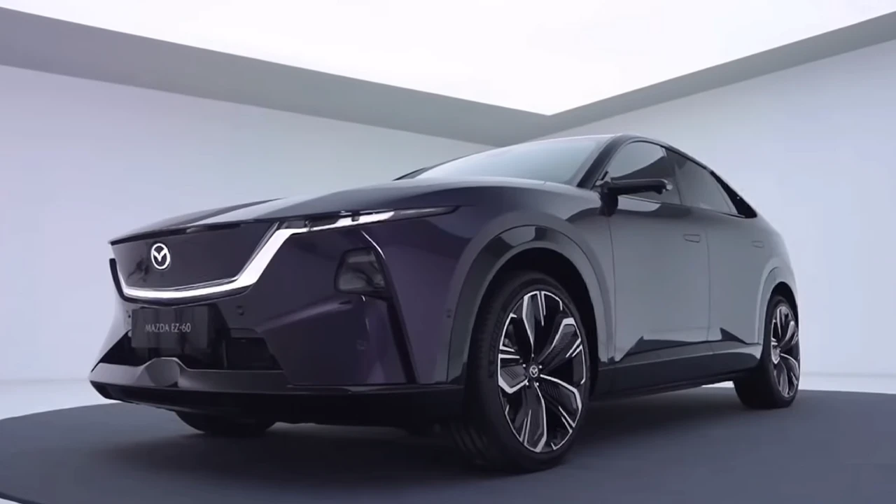 Mazda EZ-60 Frontontwerp met Verlicht Logo en Gesplitste Koplampen