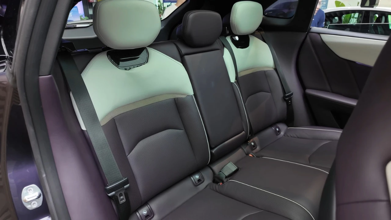 Mazda EZ-60 Tweede Rij Stoelen met Premium Mintgroene Bekleding