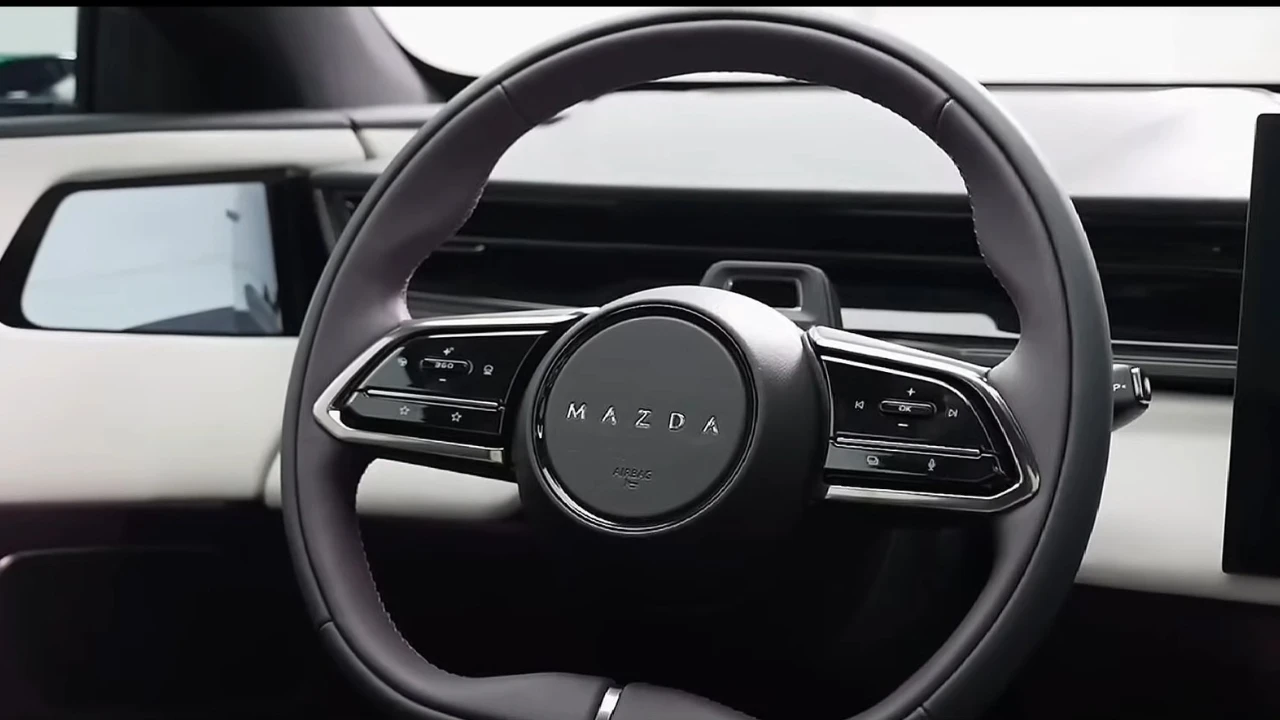 Mazda EZ-60 Tweespaaks Platte Onderkant Stuurwiel Detail