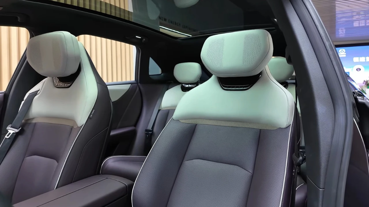 Mazda EZ-60 Zero-Gravity Voorstoelen met Geïntegreerde Hoofdsteun Luidsprekers