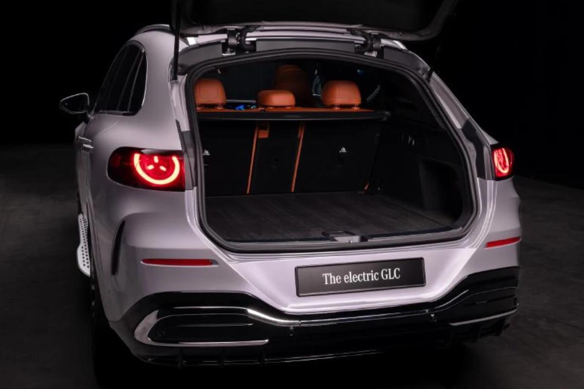 Mercedes GLC Elektrisch Achter Bagageruimte Kofferbak Open met Oranje Stoelen