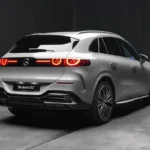 Mercedes GLC Elektrisch Achter Driekwart Zicht met Verlichte Achterlichten