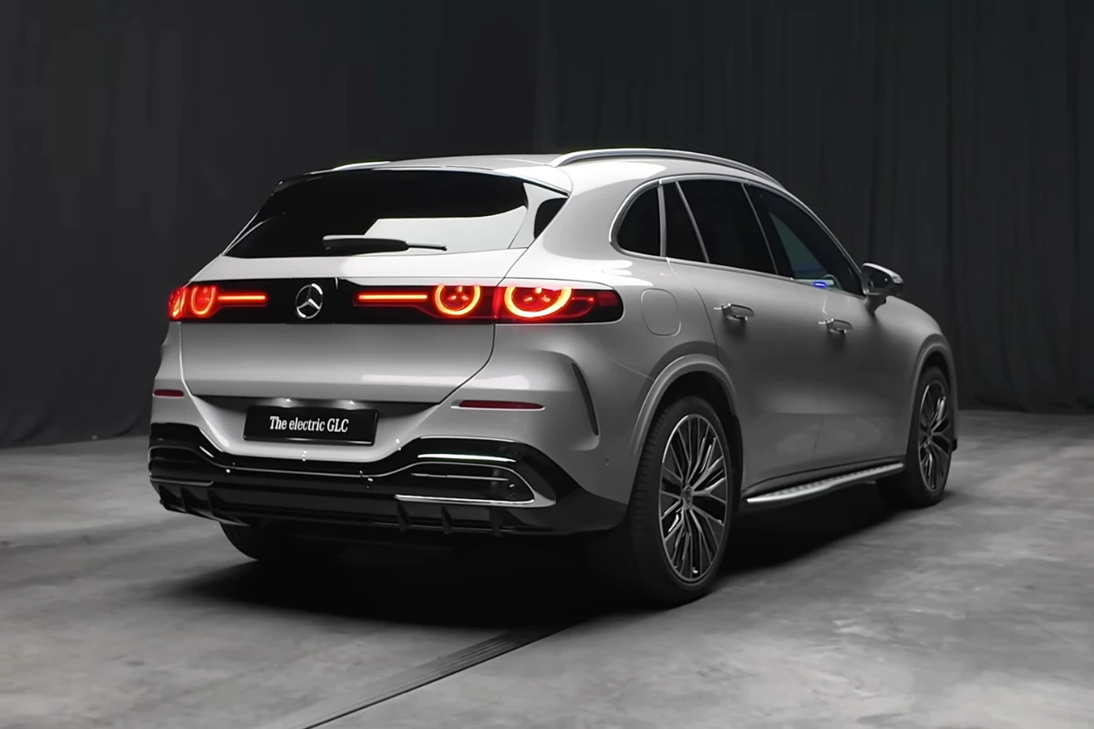 Mercedes GLC Elektrisch Achter Driekwart Zicht met Verlichte Achterlichten