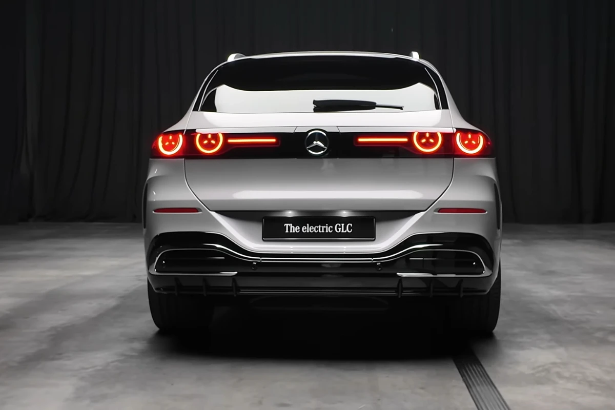 Mercedes GLC Elektrisch Direct Achteraanzicht met Verlichte Achterlichten