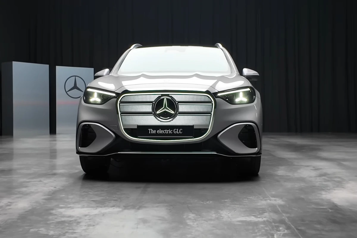 Mercedes GLC Elektrisch Frontaal Zicht met Verlichte Grille