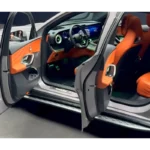 Mercedes GLC Elektrisch Interieur met Oranje Stoelen en Open Deuren