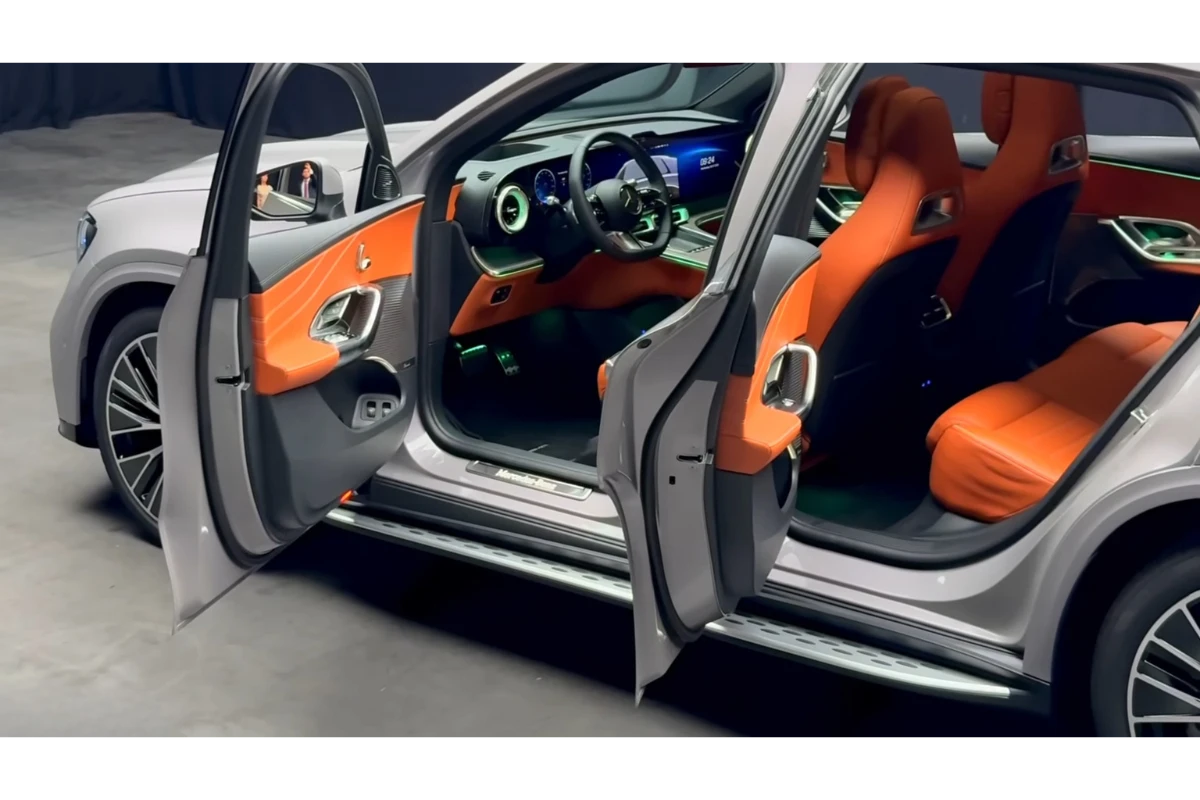 Mercedes GLC Elektrisch Interieur met Oranje Stoelen en Open Deuren