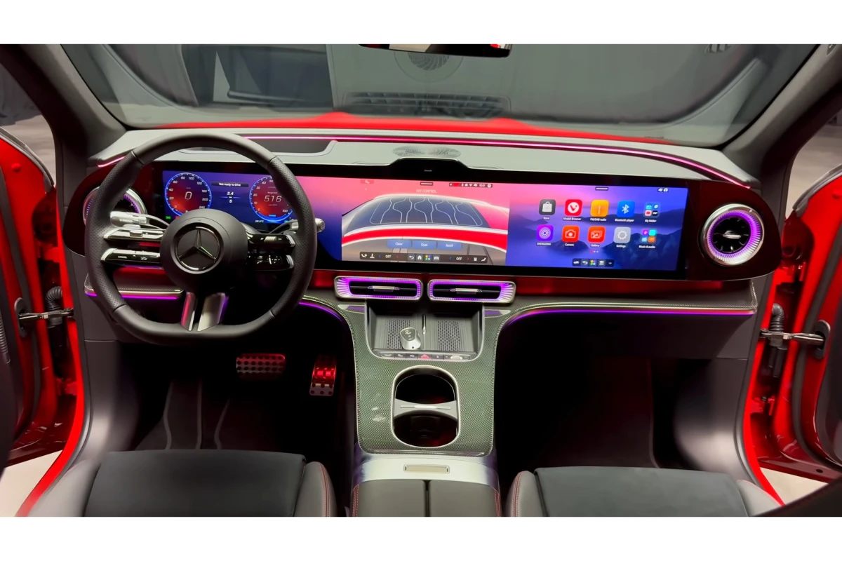Mercedes GLC Elektrisch Interieur met Rode Sfeer HYPERSCREEN Display