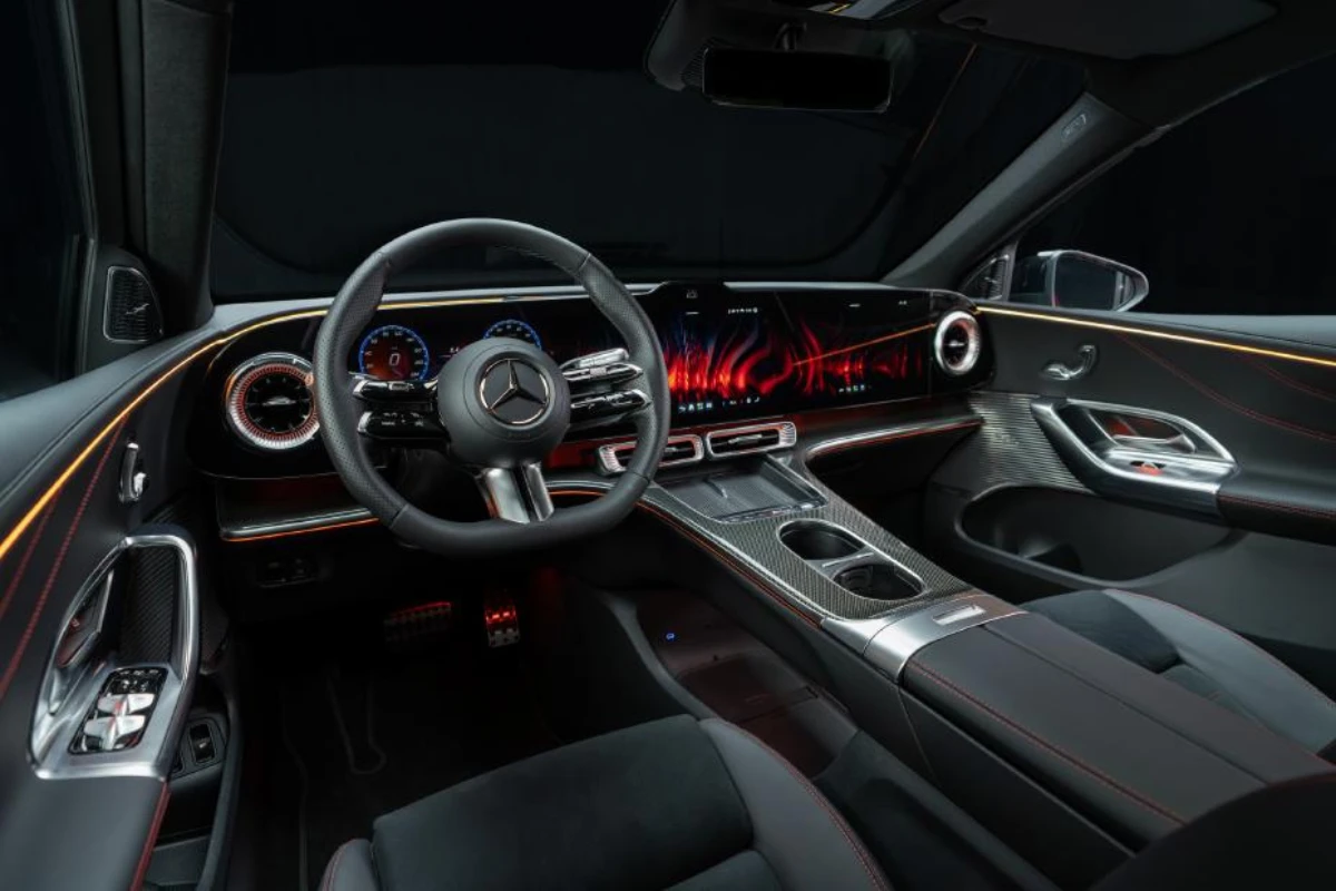 Mercedes GLC Elektrisch Interieur met Rode Sfeerverlichting Sport Modus