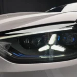 Mercedes GLC Elektrisch Koplamp Detail met Drie-Ster LED Signatuur