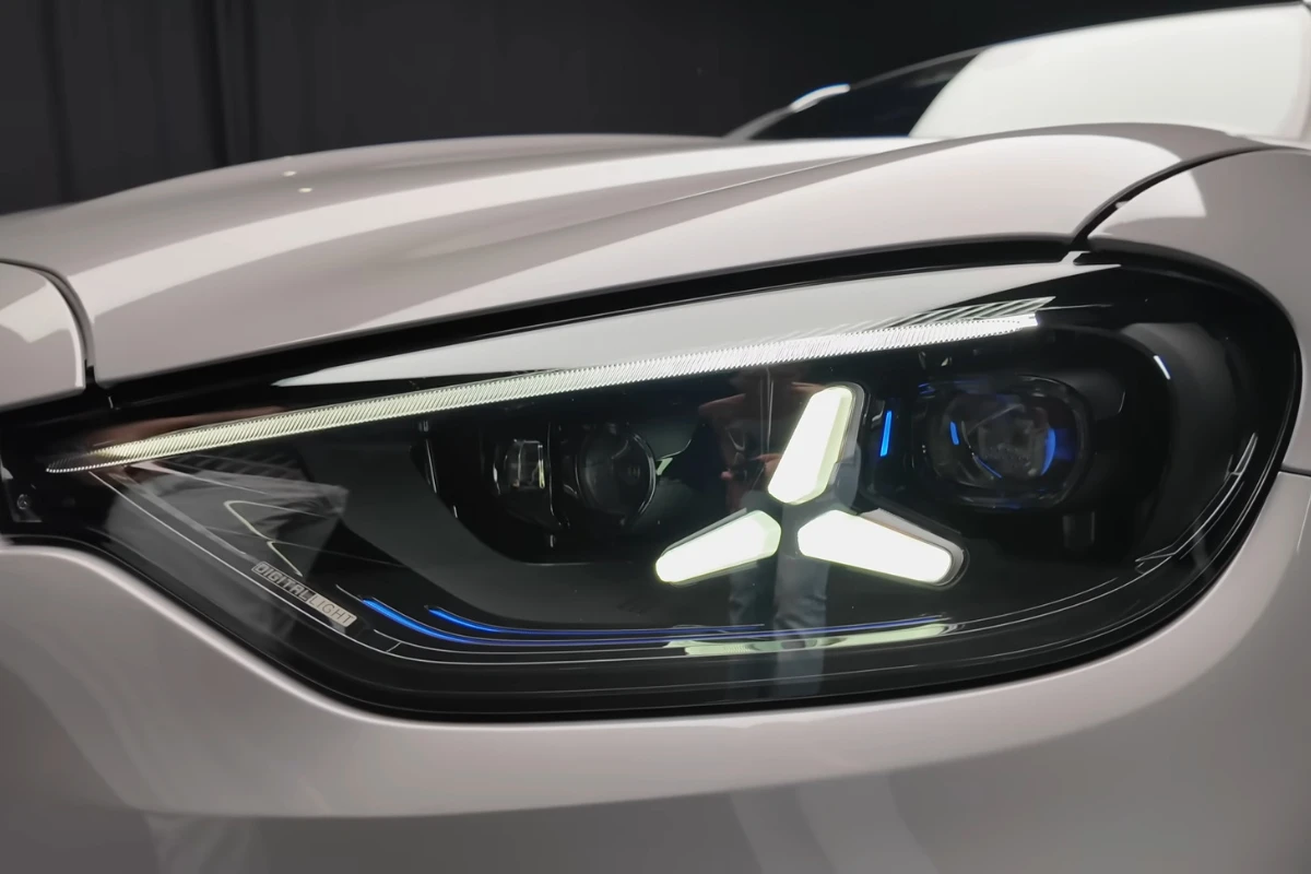 Mercedes GLC Elektrisch Koplamp Detail met Drie-Ster LED Signatuur