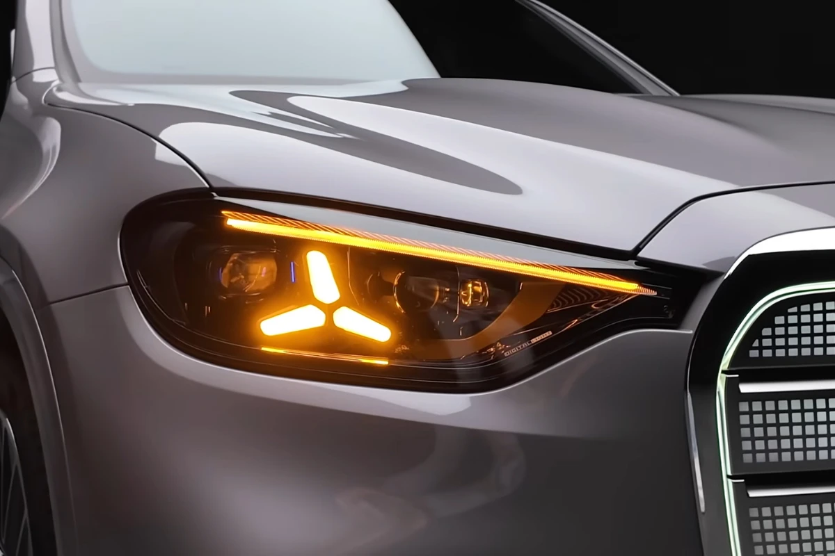 Mercedes GLC Elektrisch Koplamp met Oranje Richtingaanwijzer Detail