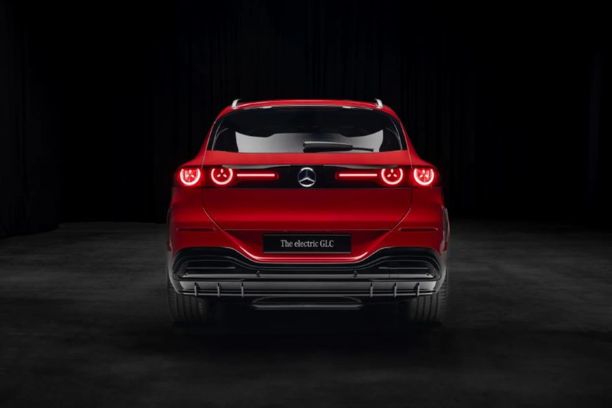 Mercedes GLC Elektrisch Rood Achteraanzicht met Ster Achterlichten Verlicht