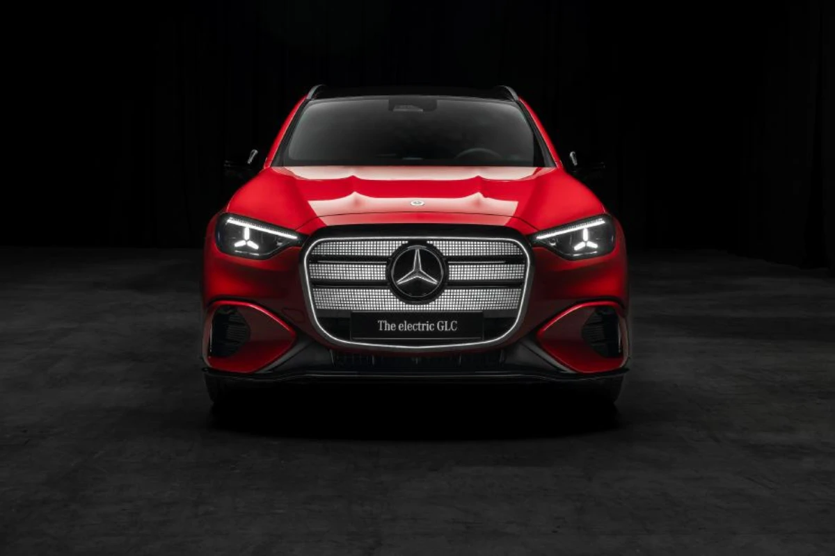 Mercedes GLC Elektrisch Rood Frontaal Direct Zicht met Koplampen en Grille