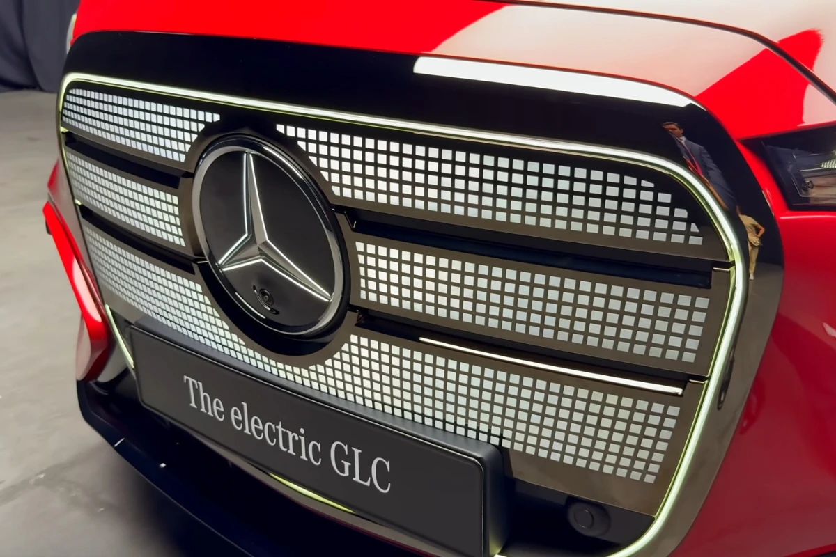 Mercedes GLC Elektrisch Rood Grille Close-up met 942 Verlichte Punten