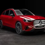 Mercedes GLC Elektrisch Rood Voor Driekwart met Verlichte Grille