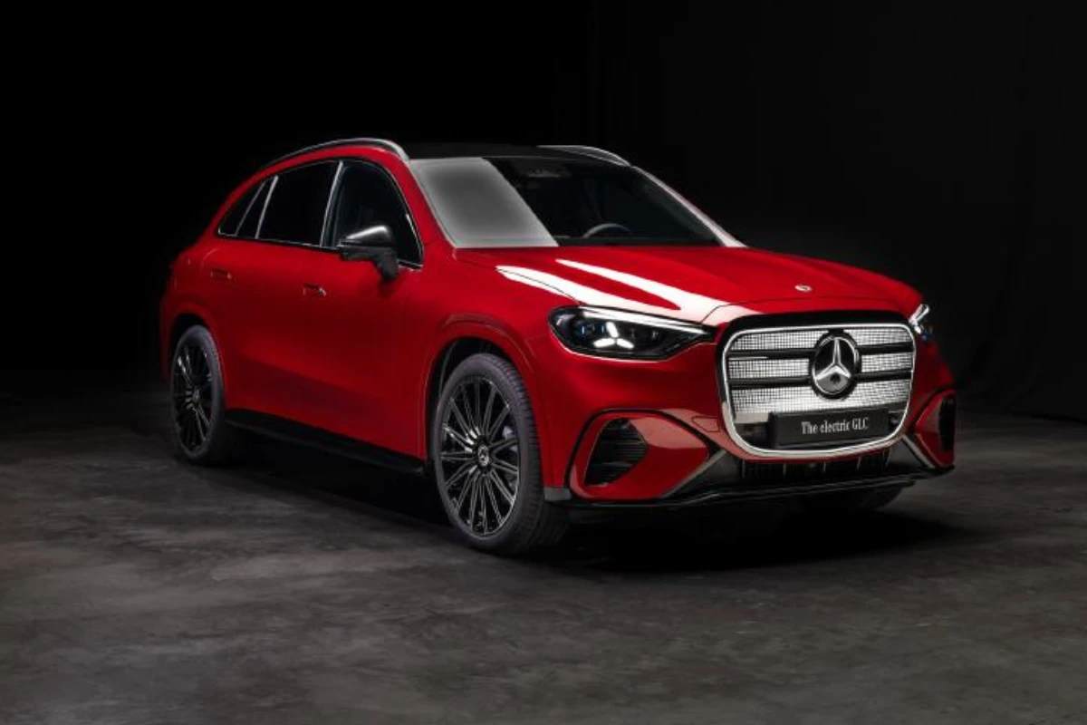 Mercedes GLC Elektrisch Rood Voor Driekwart met Verlichte Grille