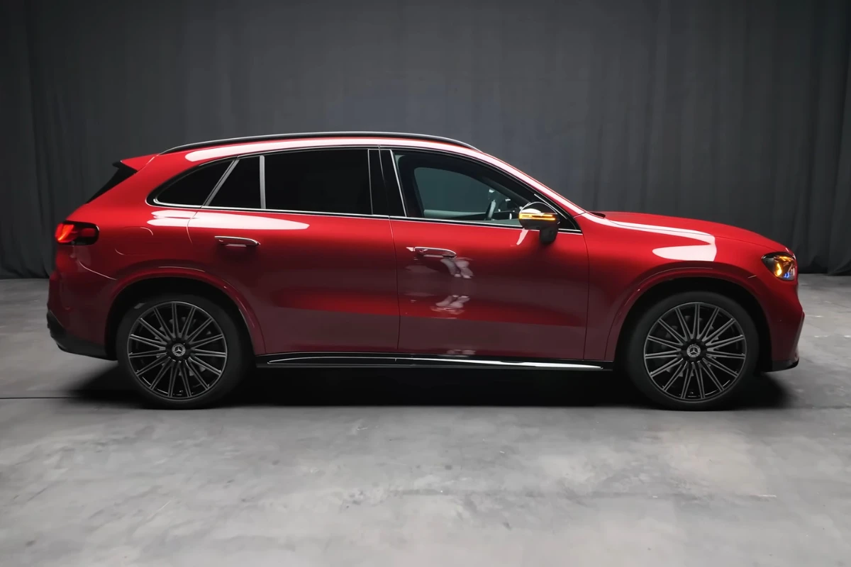 Mercedes GLC Elektrisch Rood Zijprofiel Zicht