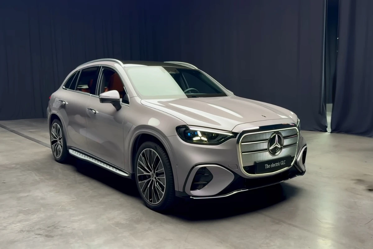 Mercedes GLC Elektrisch Voor Driekwart Zicht in Zilver