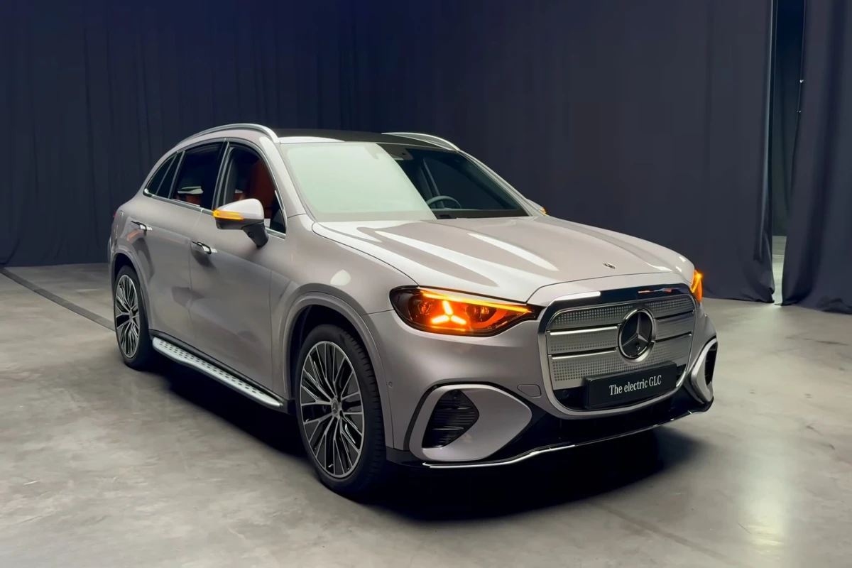 Mercedes GLC Elektrisch Vooraanzicht met Verlichte Koplampen