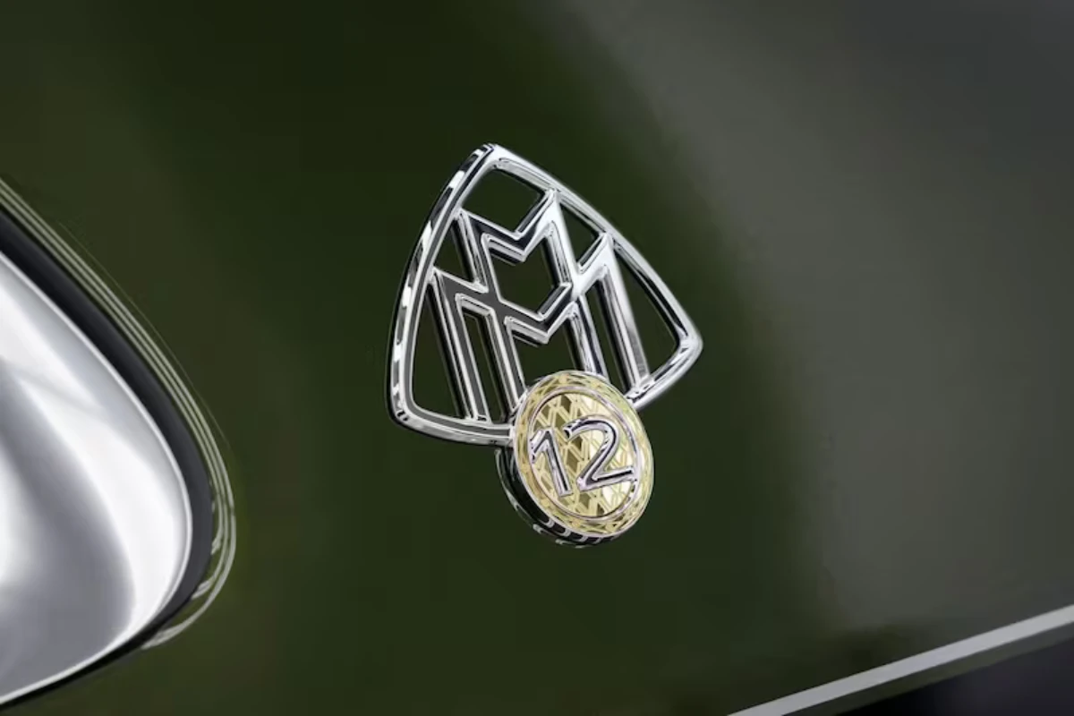 Mercedes-Maybach V12 Edition - 24K Goud Embleem Detail