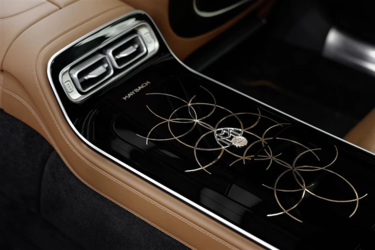 Mercedes-Maybach V12 Edition - Achter Console Gouden Kunstzinnigheid