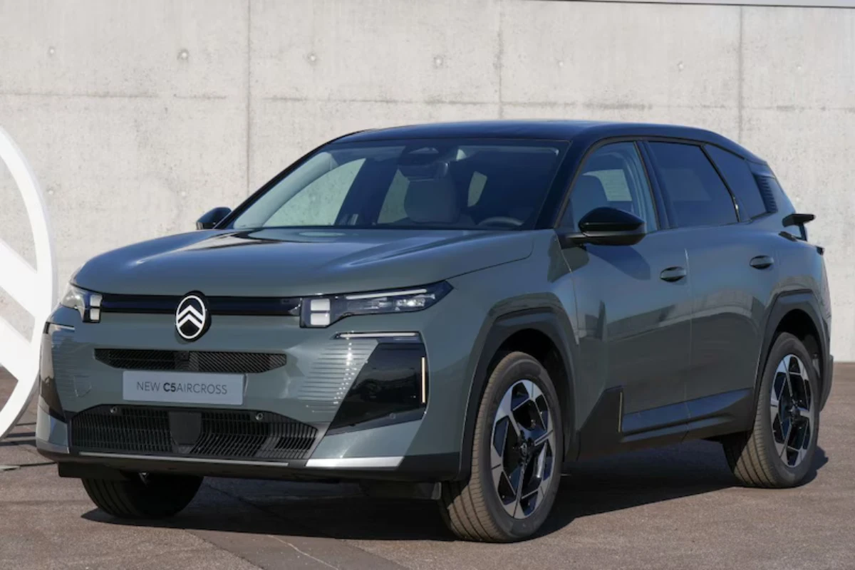Grijze Citroën C5 Aircross SUV in schone studio-omgeving toont nieuwe generatie voordesign met verfijnde chevron-grille, gebeeldhouwde LED-koplampen en premium gezins-SUV styling-elementen