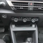 Onderste middenconsole gebied van de 2025 Citroën C4 met draadloze oplaadpad