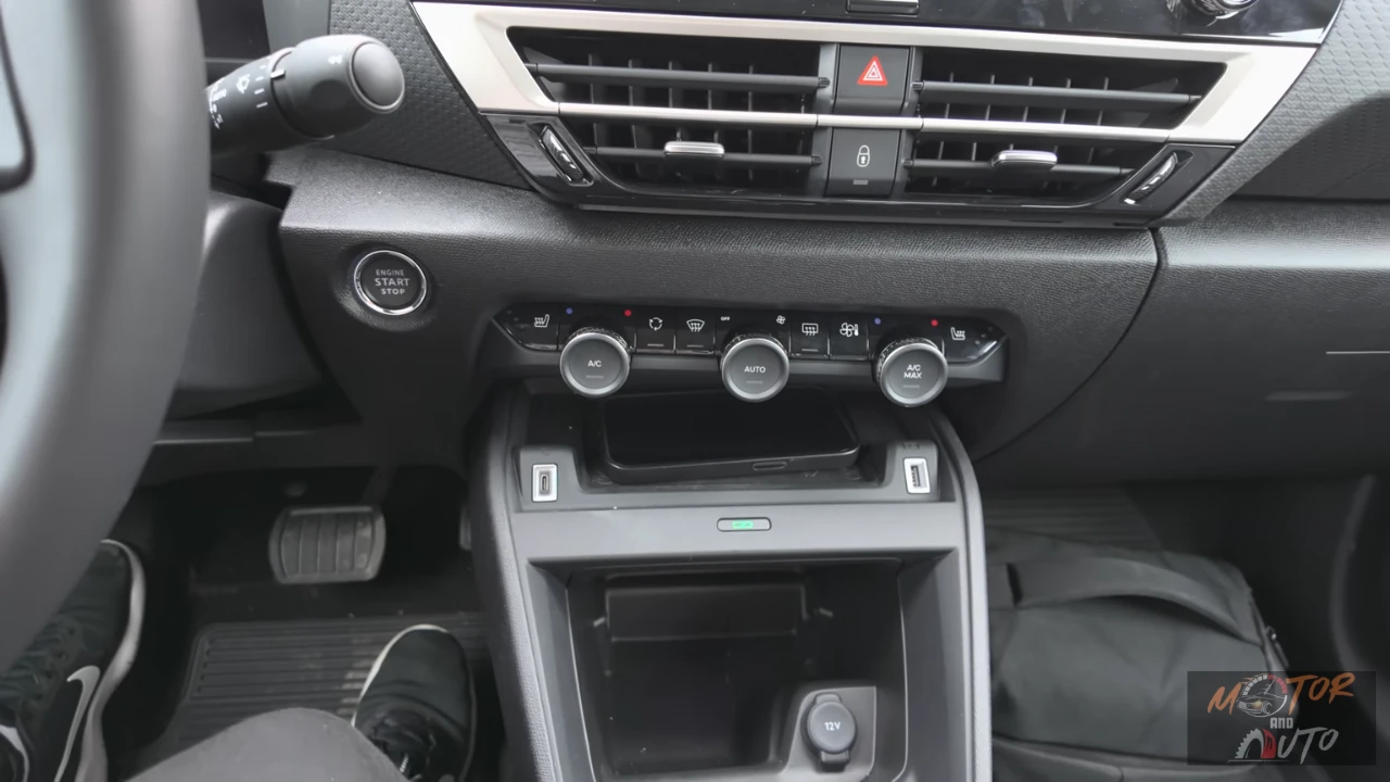 Onderste middenconsole gebied van de 2025 Citroën C4 met draadloze oplaadpad