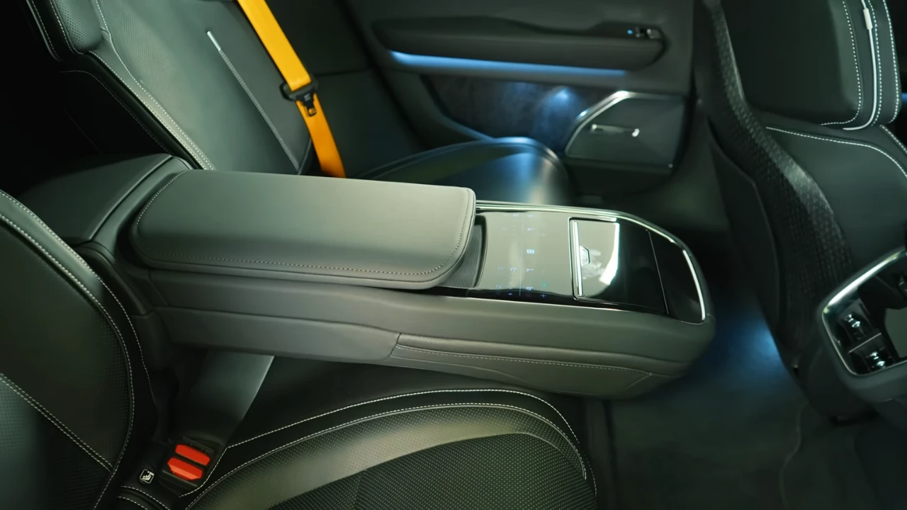 Polestar 5 Achter Armsteun Bedieningspaneel - Luxe Passagier Interface