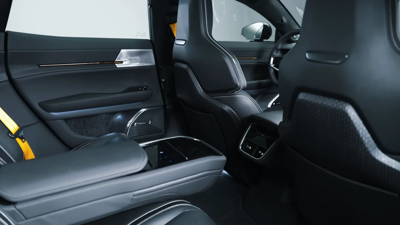 Polestar 5 Achterpassagier Detail - Verhoogd Zitcomfort