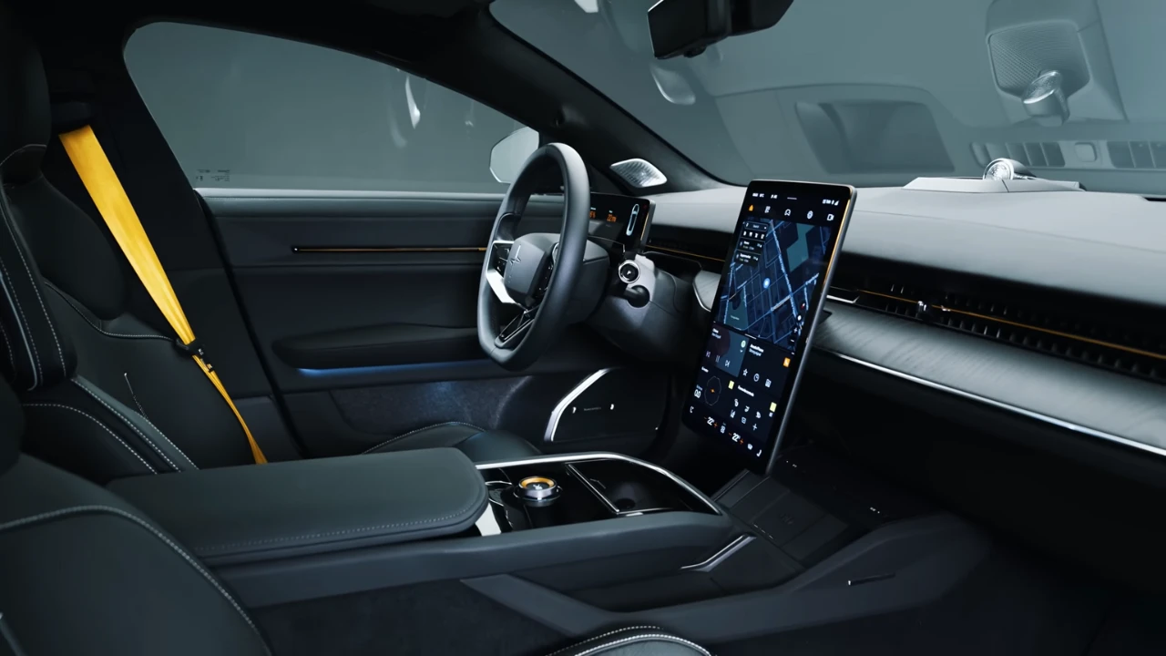 Polestar 5 Interieur Vooraanzicht - Recaro Stoelen en Digitaal Dashboard