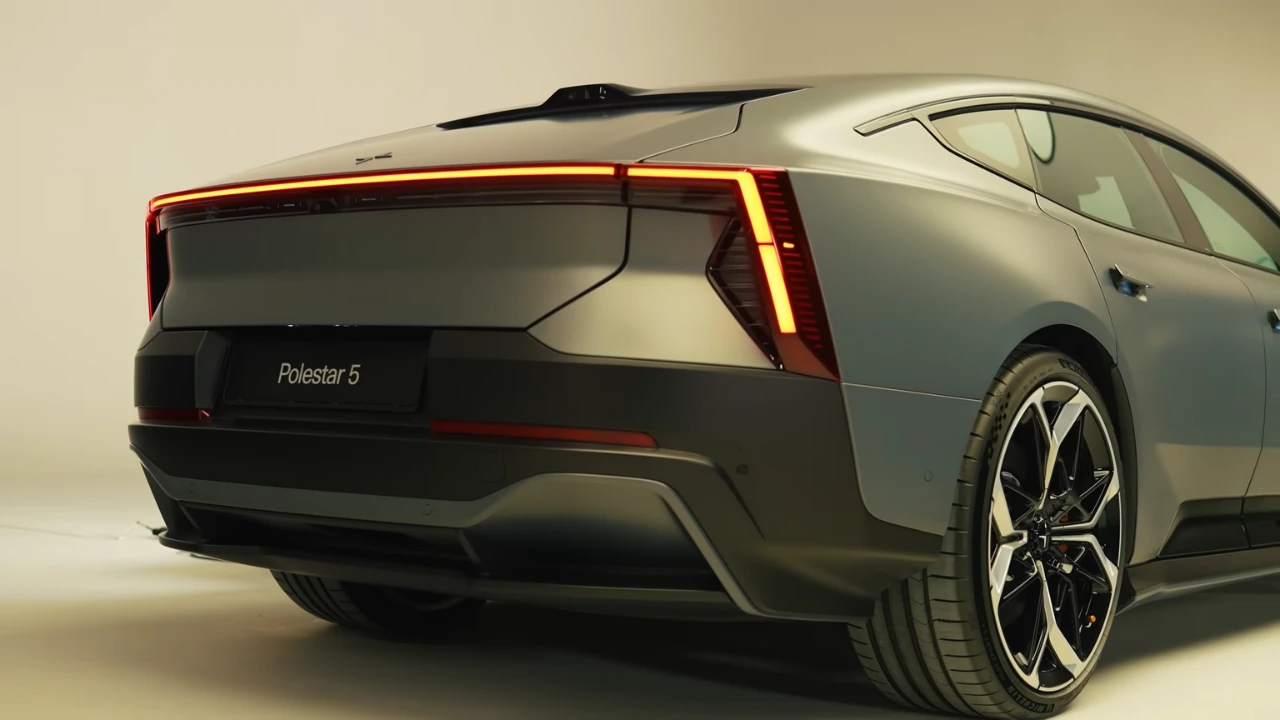 Polestar 5 Volledig Achteraanzicht - LED-achterverlichting en Spoiler Design