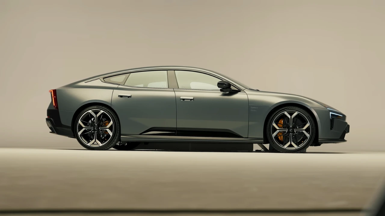 Polestar 5 Zijaanzicht - Elektrische GT Lage Houding Design