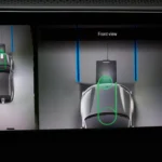 Het geavanceerde camerasysteem van de Porsche Cayenne Electric dat vooraanzicht uitlijningscirkels toont voor precieze positionering boven de draadloze oplaadpad, met de innovatieve parkeerassistent technologie geïntegreerd met inductief opladen.