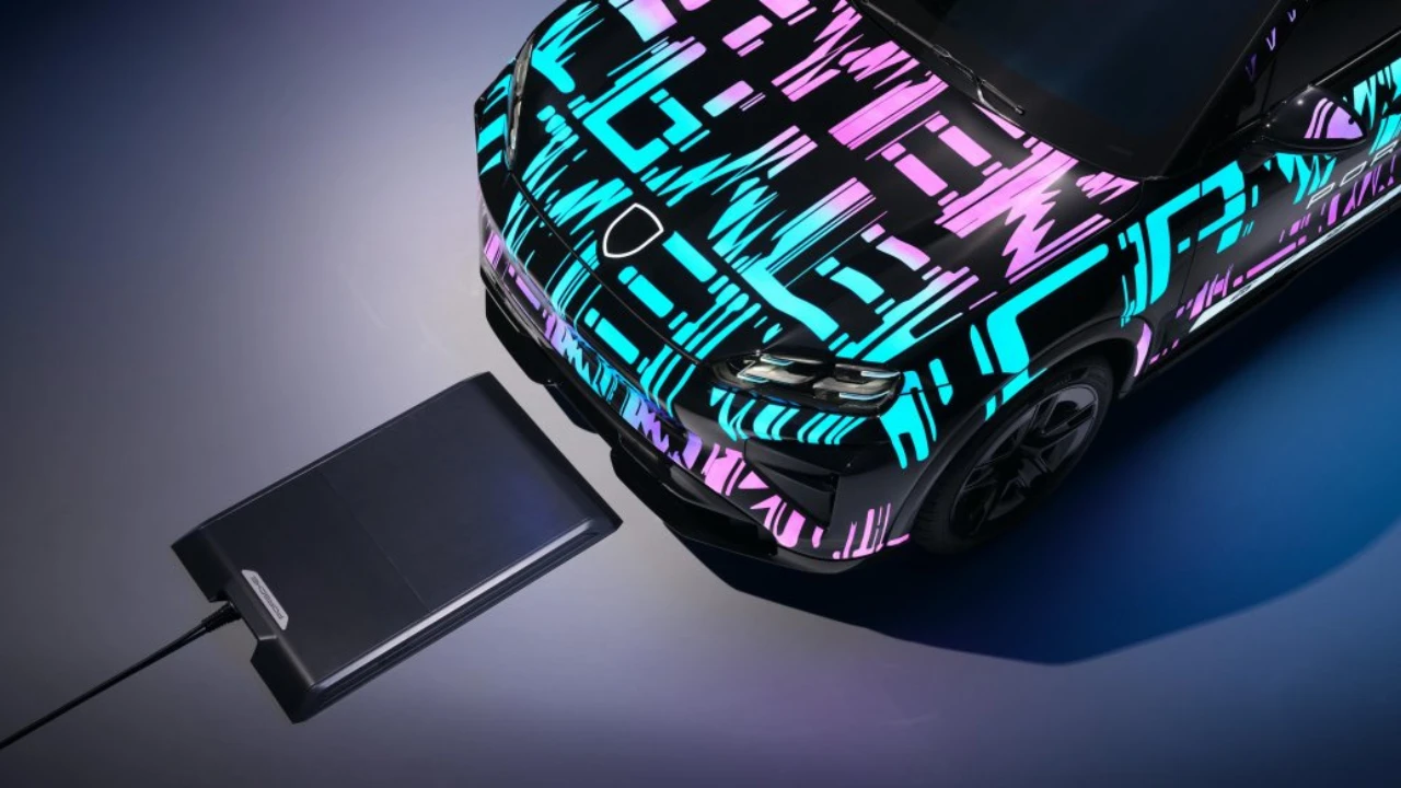 Het Porsche Wireless Charging systeem's 11kW vloerpad gepositioneerd onder de 2026 Cayenne Electric prototype, wat de revolutionaire inductieve oplaadtechnologie toont die kabels overbodig maakt.