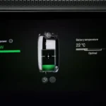 Het dashboard display van de Porsche Cayenne Electric dat de draadloze oplaadstatus toont op 11.0 kW met optimale 22°C batterijtemperatuur, wat de geïntegreerde gebruikersinterface voor het monitoren van inductieve oplaadsessies demonstreert.