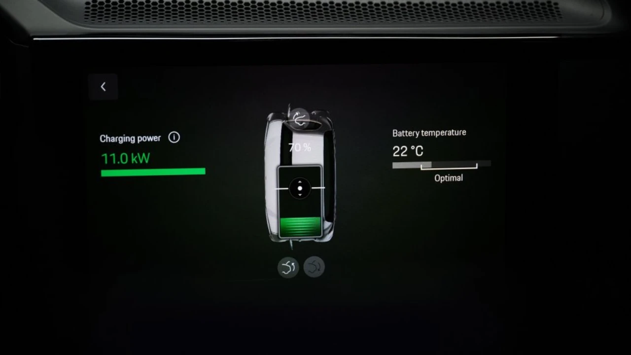 Het dashboard display van de Porsche Cayenne Electric dat de draadloze oplaadstatus toont op 11.0 kW met optimale 22°C batterijtemperatuur, wat de geïntegreerde gebruikersinterface voor het monitoren van inductieve oplaadsessies demonstreert.