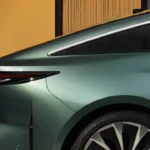 Gedetailleerd achterhoek zicht van saliegroen Toyota bZ7 elektrische sedan met modern achterlicht design, aerodynamische carrosserielijnen en premium wieldesign