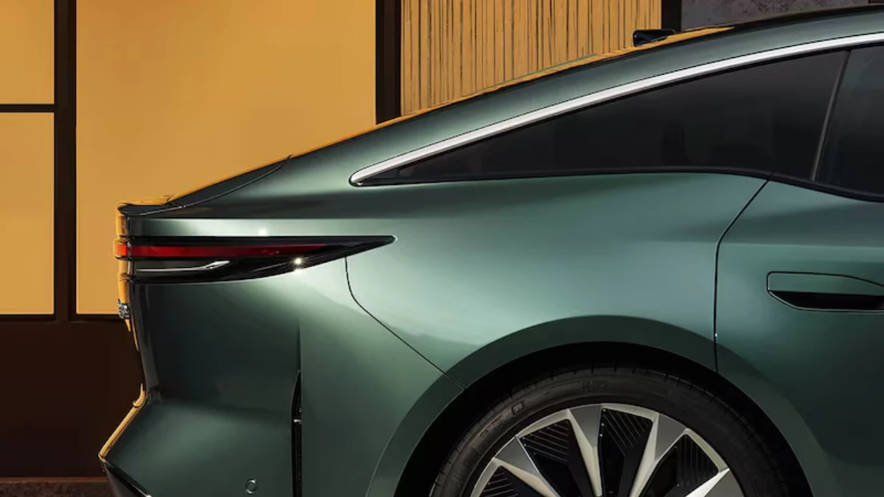 Gedetailleerd achterhoek zicht van saliegroen Toyota bZ7 elektrische sedan met modern achterlicht design, aerodynamische carrosserielijnen en premium wieldesign