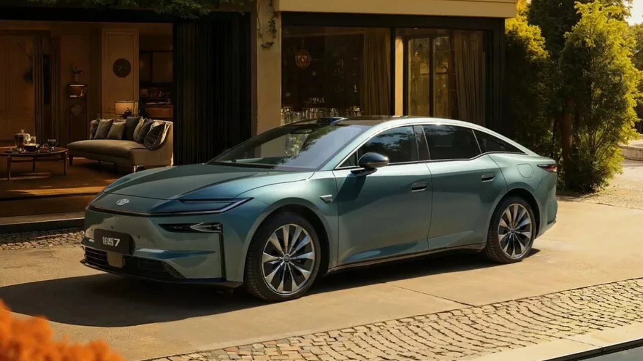 Toyota bZ7 Elektrische Sedan in Luxe Woonhof