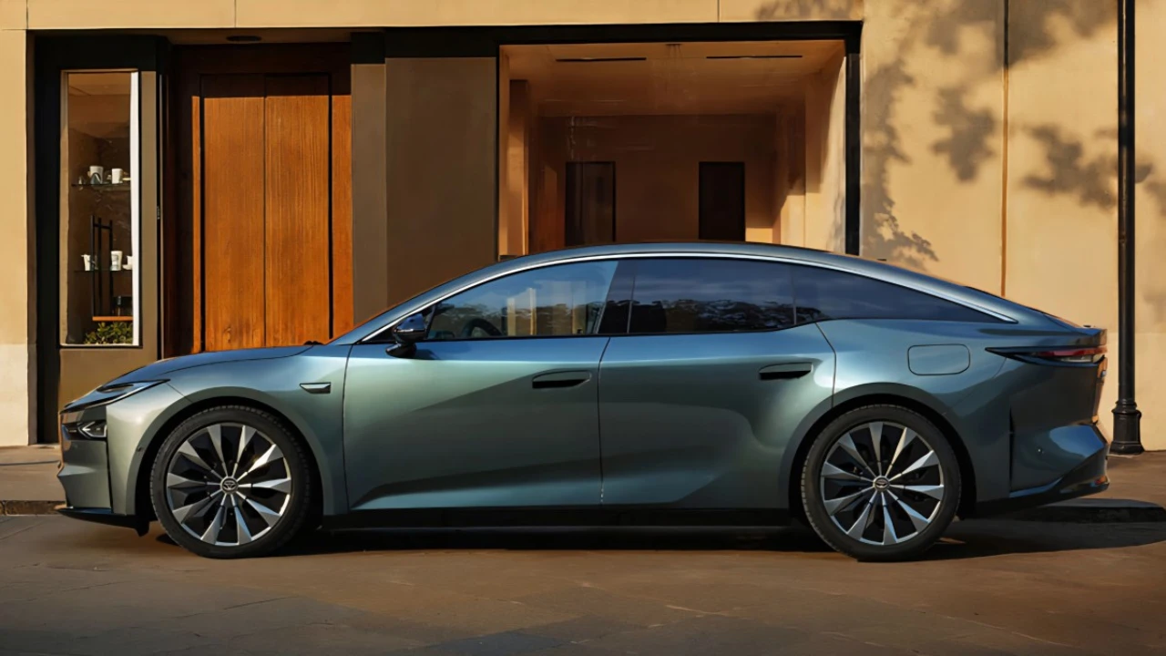 Toyota bZ7 Elektrische Sedan met Hedendaagse Designelementen