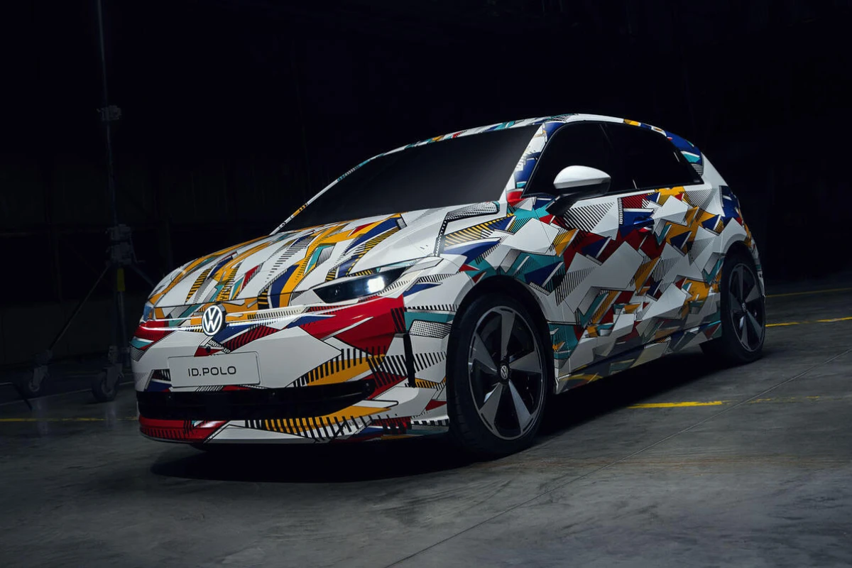 Volkswagen ID Polo 2026 Zijaanzicht met Camouflage Wrap