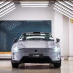 Volvo ES90 Elektrische Sedan Vooraanzicht in Moderne Productiefaciliteit