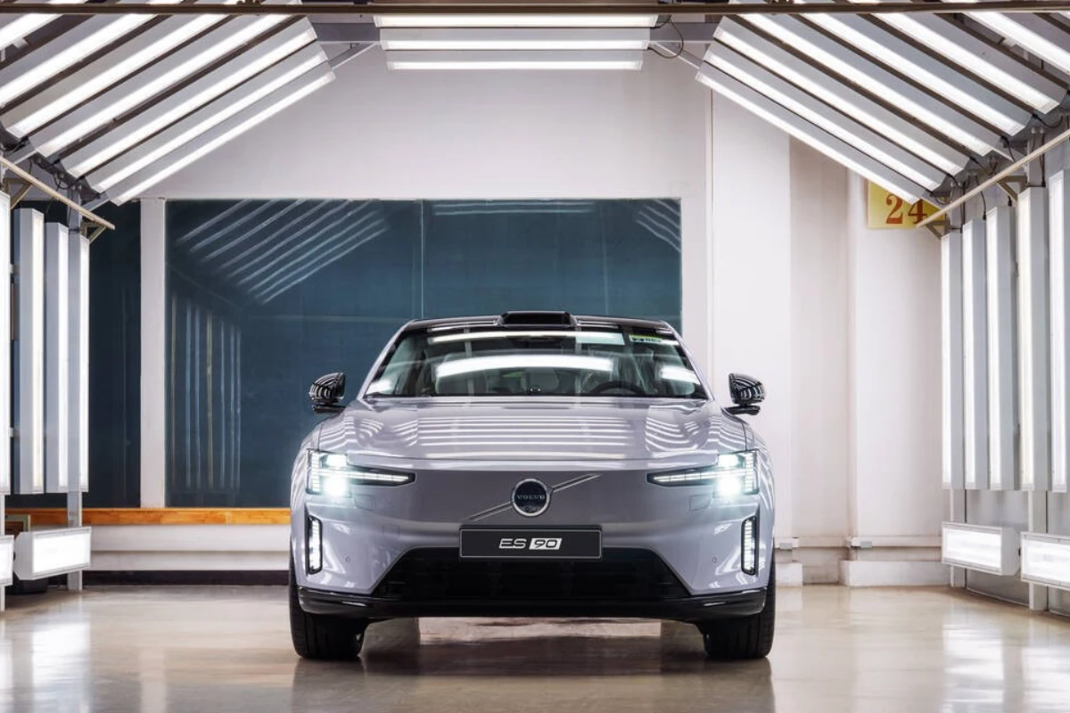 Volvo ES90 Elektrische Sedan Vooraanzicht in Moderne Productiefaciliteit
