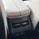 Voorzieningen voor de achterpassagiers, waaronder USB-A- en USB-C-poorten (15W) en stopcontacten voor klimaatregeling