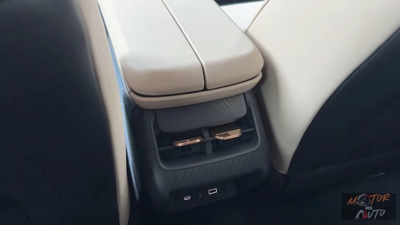 Voorzieningen voor de achterpassagiers, waaronder USB-A- en USB-C-poorten (15W) en stopcontacten voor klimaatregeling