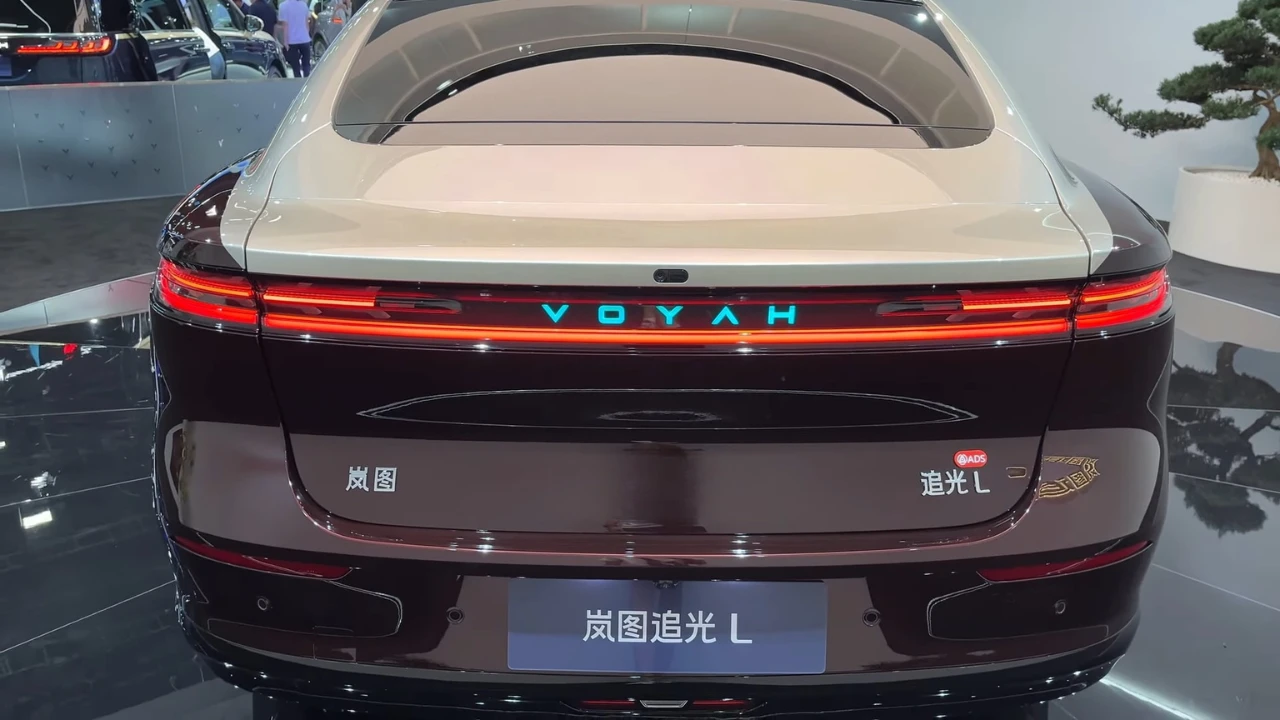 Voyah Passion L Achterzijde met LED-Achterlichten Over Volledige Breedte