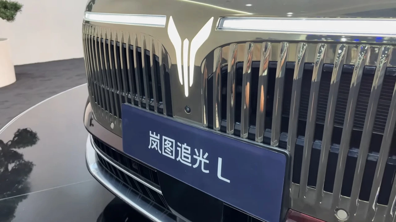 Voyah Passion L Chromen Grille Detail met Merklogo