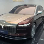 Voyah Passion L Driekwart Vooraanzicht met 5,1-Meter Proporties